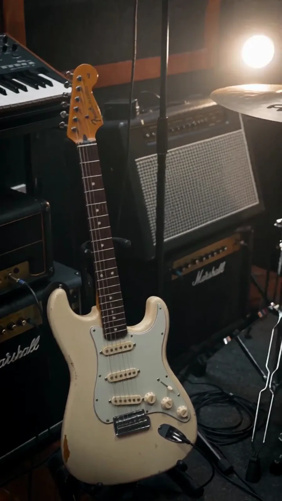 Story Rewrite — Make Him Play the Guitar · Input video · 编辑前视频